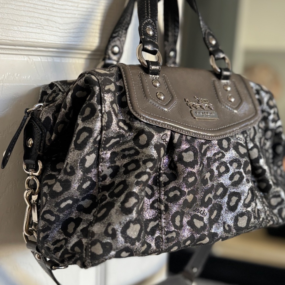 Stylish Leopard Print Handbag - image 2
